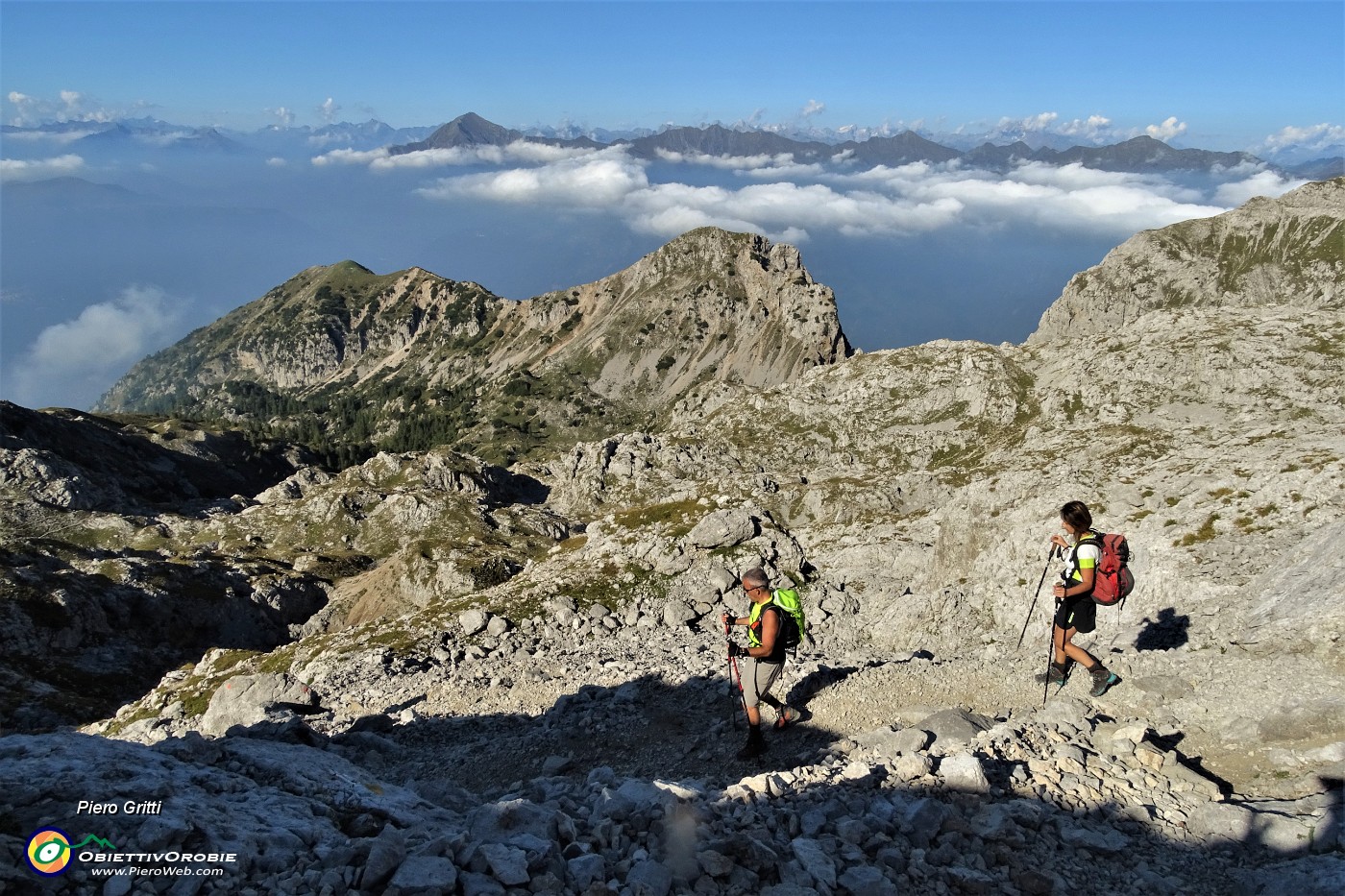 80 Il sole ci accompagna in discesa.JPG